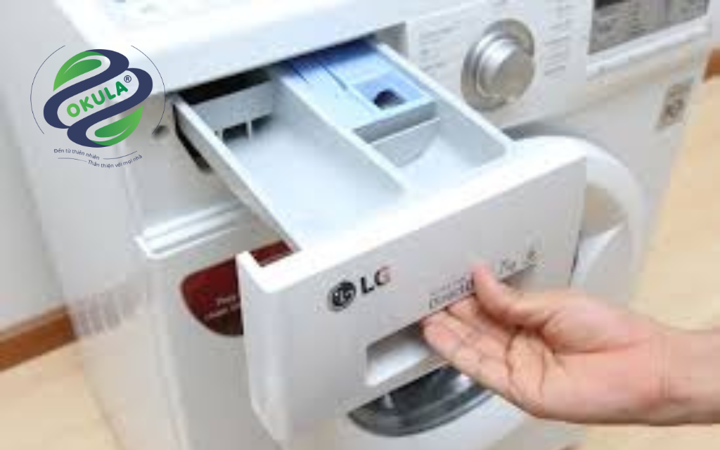 Cách đổ nước giặt vào máy giặt cửa trên đúng quy trình, Cách đổ nước xả vào máy giặt cửa trên bằng bóng xả 